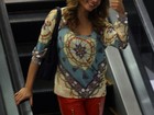 Nívea Stelmann passeia sorridente em shopping no Rio