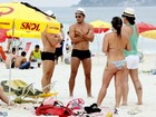 Bruno Gissoni vai a praia com amigos no Rio