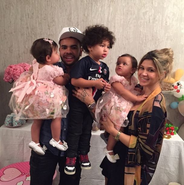 Dani Souza e Dentinho com os filhos (Foto: instagram/reprodução)