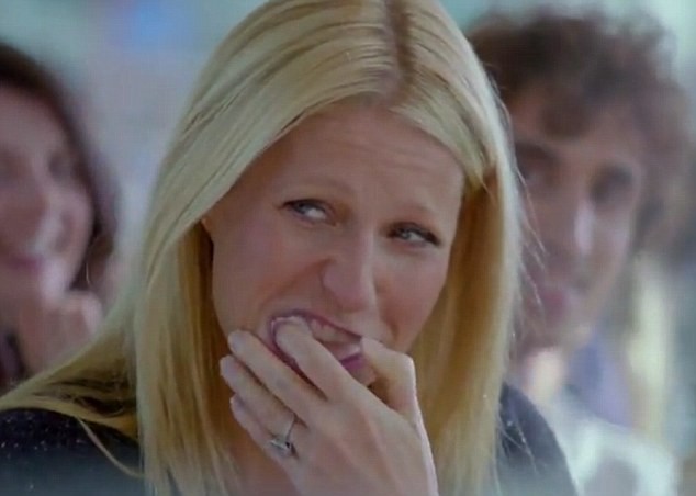 Gwyneth Paltrow comendo marshmallow (Foto: YouTube/Reprodução)
