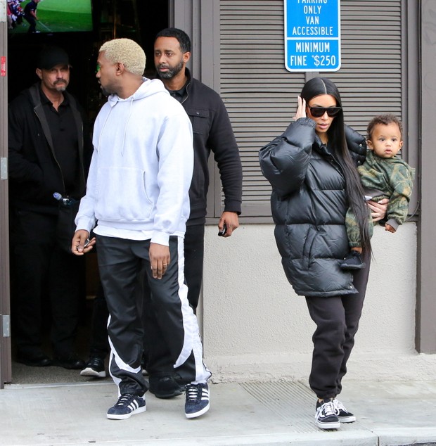 X17 - Kim Kardashian com Kanye West e Saint West em Los Angeles, nos Estados Unidos (Foto: X17online/ Agência)