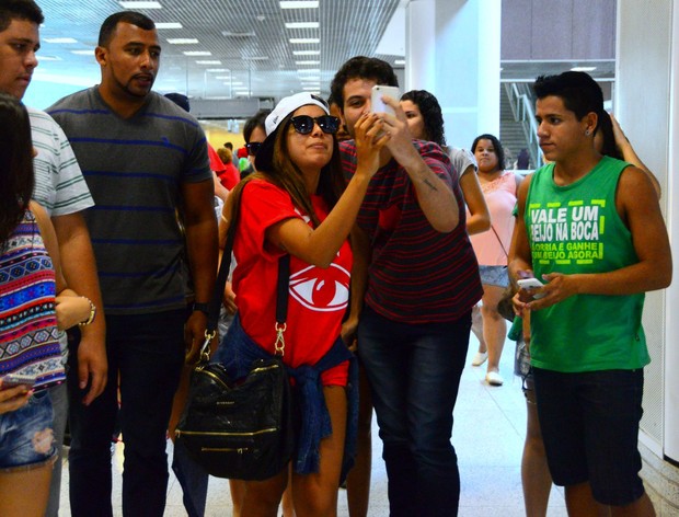 Anitta embarca cercada por fãs  (Foto: William Oda/Agnews)