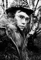 O rei da extravagância: veja a evolução no estilo de Elton John, dos anos 70 aos dias atuais