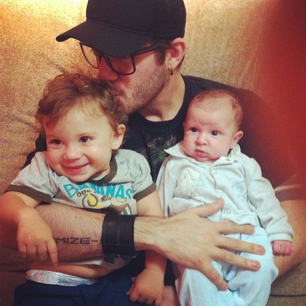 Ex-BBB Max Porto com Gabriel e Pietro, filhos de Priscila Pires (Foto: Instagram/ Reprodução)