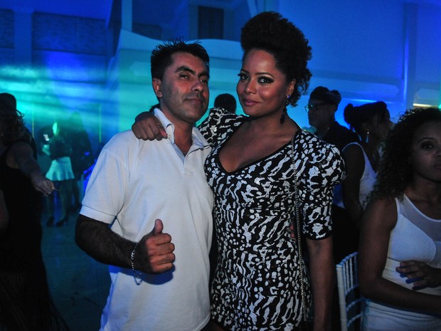 Adriana Bombom com o DJ Jota em festa no Rio (Foto: Marcos Fernandes/ Divulgação)
