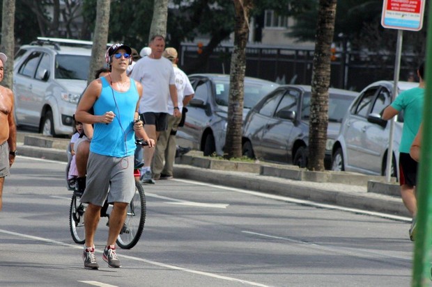 Reynaldo Gianecchini corre na orla (Foto: JC Pereira / AgNews)