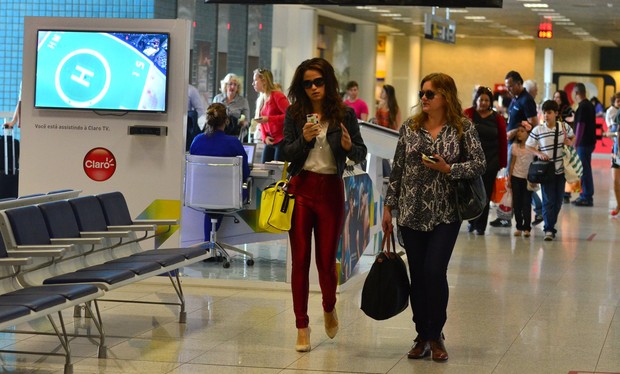 Nanda Costa no aeroporto (Foto: William Oda / Foto Rio News)