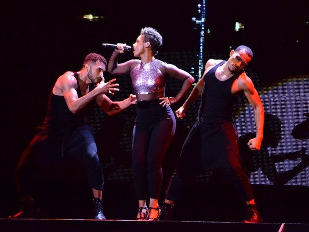 Alicia Keys com dançarinos em show em São Paulo (Foto: Caio Duran/ Ag. News)