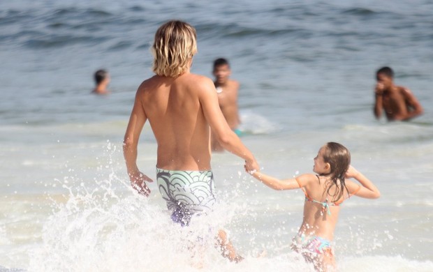  Ivan Mendes vai com irmã e mãe à praia de Ipanema, RJ (Foto: Rodrigo dos Anjos / Agnews)