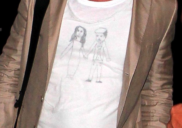 Camisa de Brad Pitt com desenho do casal (Foto: X17/Agência)