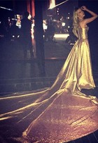 Fiorella Mattheis usa vestido dourado com cauda gigante