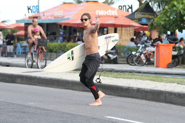  Romulo Arantes na praia da Barra da Tijuca, RJ (Foto: Wallace Barbosa/AgNews)