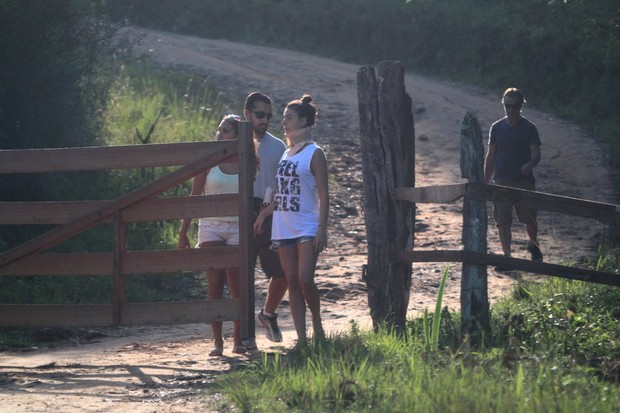 Isis Valverde e amigos passeiam pela sua cidade natal (Foto: Delson Silva / Agnews)