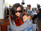 Kim Kardashian protege a filha dos flashes dos paparazzi