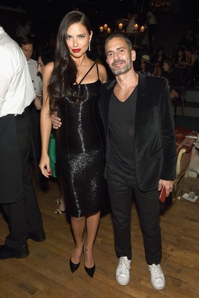 Adriana Lima e Marc Jacobs em evento em Nova York, nos Estados Unidos (Foto: Dimitrios Kambouris/ Getty Images/ AFP)