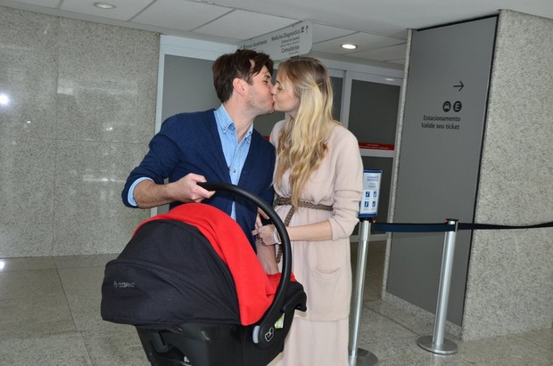 Carol Trentini com o marido e o filho saindo da maternidade (Foto: Caio Duran / AgNews)