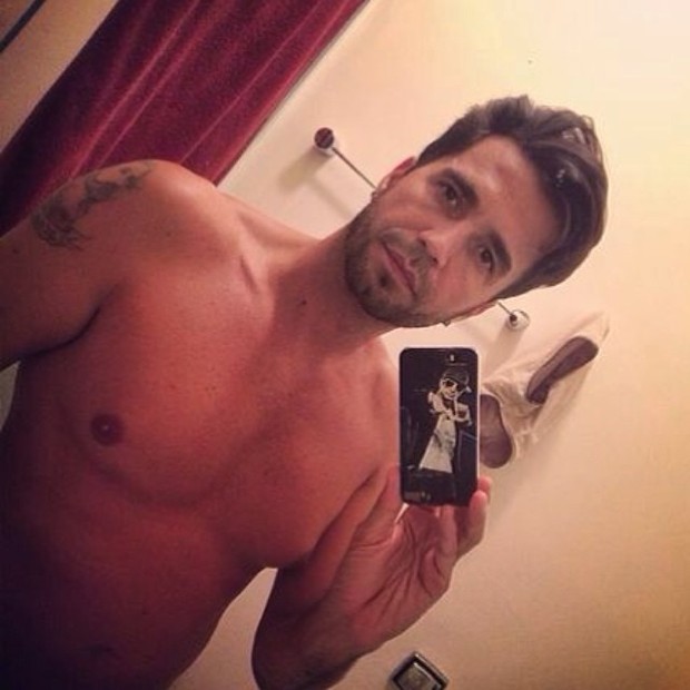 Latino faz selfie sem camisa (Foto: Reprodução/Instagram)