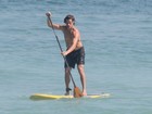 José Loreto pratica stand up paddle em praia do Rio