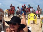 De biquíni, ex-BBB Cacau Colucci reúne 'plateia' em praia de Fortaleza