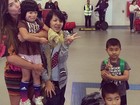 Nicole Bahls tira foto com família japonesa: 'Em clima de Copa'