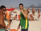 Kléber Bambam posa com fãs na praia sem tirar a blusa