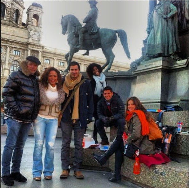Bruna Marquezine, Jayme Monjardim e elenco (Foto: Reprodução Instagram)