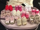 Grávida, Moranguinho mostra coleção de sapatos da filha