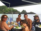 Sophie Charlotte e Daniel de Oliveira têm almoço em alto-mar, em Noronha