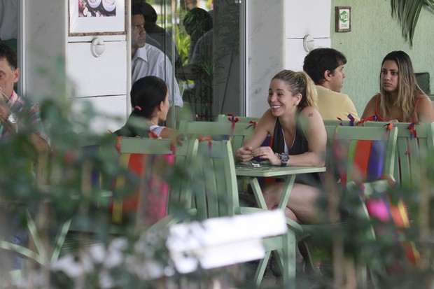 Dani Winits almoça com amiga na Barra da Tijuca, RJ (Foto: Dilson Silva / Agnews)