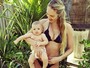 Candice Swanepoel mostra corpão de biquíni 3 meses após dar à luz