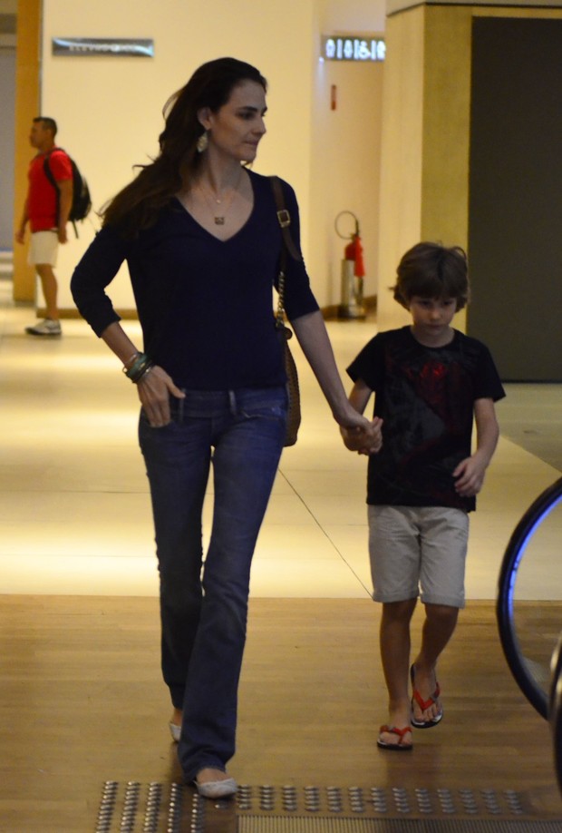 Fernanda Tavares vai ao cinema com os filhos  (Foto: Henrique Oliveira / Agnews)
