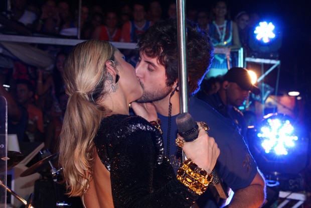 Claudia Leitte beijando (Foto: Fred Pontes/ Divulgação)