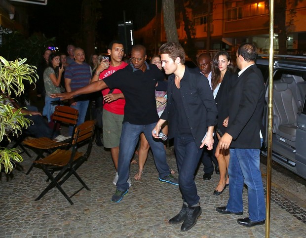 Paul Wesley e a namorada Phoebe Tonkin chegam a restaurante no Rio (Foto: Gabriel Reis e Henrique Oliveira / Ag. News)