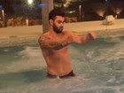 De sunga, Gusttavo Lima faz dancinha sensual em piscina