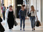 Marina Ruy Barbosa encontra amigas durante passeio em shopping