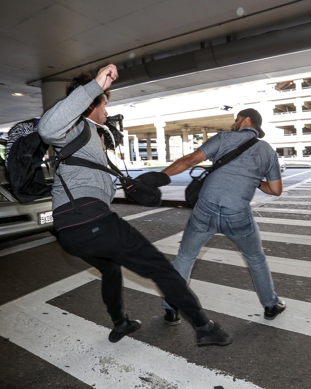 Paparazzi brigam em aeroporto em Los Angeles, nos Estados Unidos (Foto: Grosby Group/ Agência)