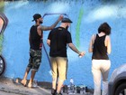 Marido de Alicia Keys grafita muro no Rio