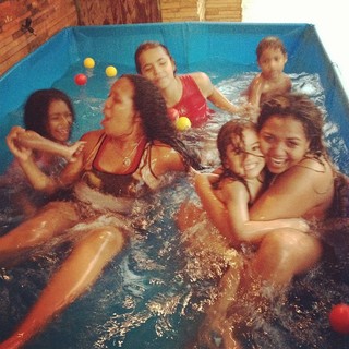 Gaby Amarantos e família em piscina de plástico (Foto: Reprodução/Instagram)