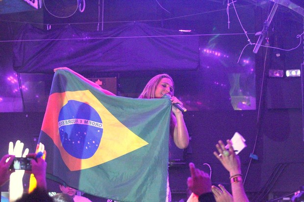 Valesca Popozuda com a bandeira do Brasil em show em Londres, na Inglaterra (Foto: Francisco Silva/ Ag. News)