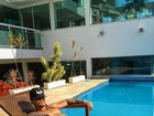 Lucas Lucco mostra corpo atlético em foto de sunga na beira da piscina