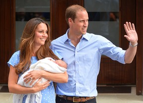 Kate Middleton e Príncipe William com o bebê na porta da maternidade (Foto: AFP / Agência)