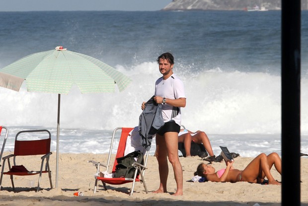 Marcelo Serrado na praia do Leblon (Foto: Wallace Barbosa / AgNews)