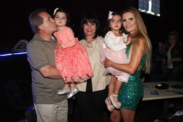 Flávia Fonseca com os pais e as filhas, Helena e Isabella (Foto: Manuela Scarpa/Photo Rio News)