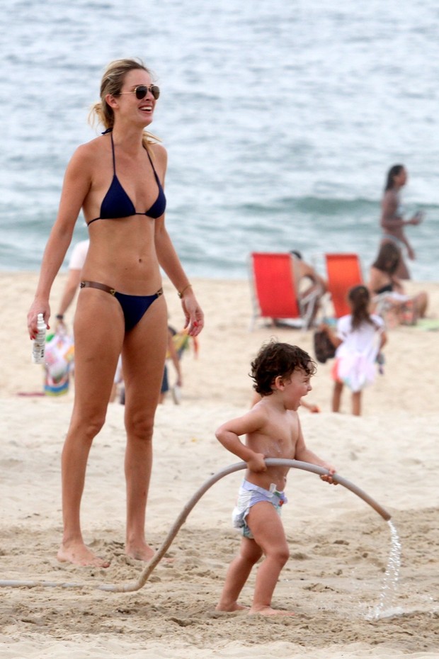 Letícia Birkheuer com seu filho na praia de Ipanema (Foto: Wallace Barbosa/AgNews)