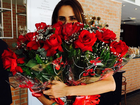 Murilo Rosa enche a mulher de flores no dia de seu aniversário