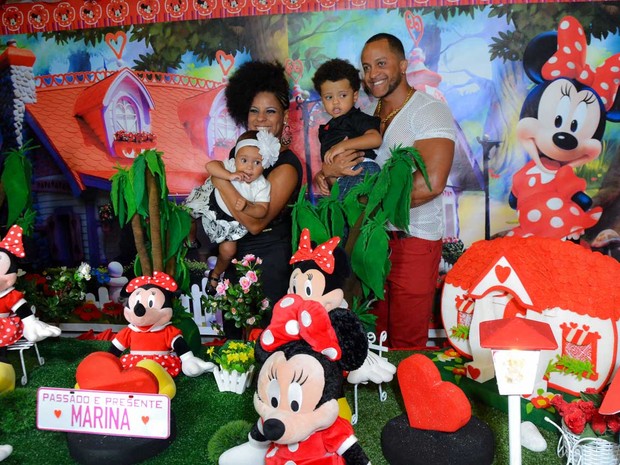 Ex-BBB Janaína do Mar e o marido, Márcio Xavier, com os filhos Natã e Marina Morena em festa em São Paulo (Foto: Caio Duran/ CDC Shows e Eventos/ Divulgação)