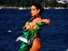 Sem sutiã, Patricia Jordane posa enrolada na bandeira do Brasil