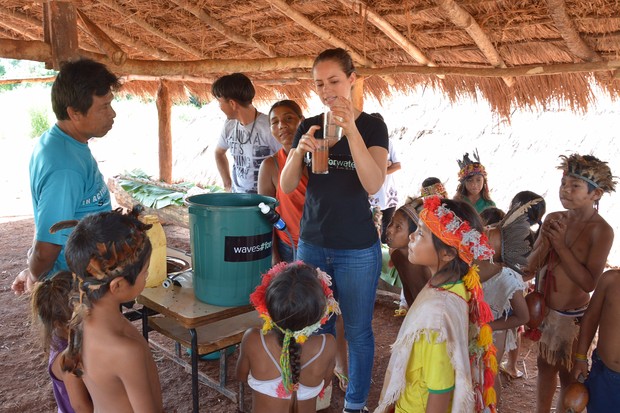 Paolla Oliveira entrega filtros na reserva de Amambai-MS (Foto: Marcos Ribeiro / Divulgação)
