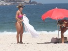 Mirella Santos curte dia de sol na praia com amiga
