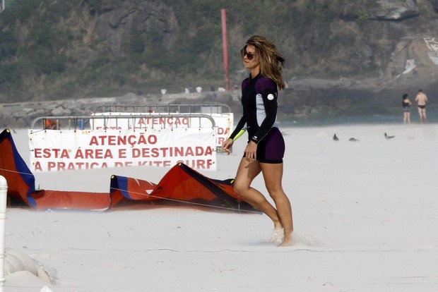 Cristiane Dias no Kite Surf na praia da Barra da Tijuca (Foto: Wallace Barbosa/AgNews)